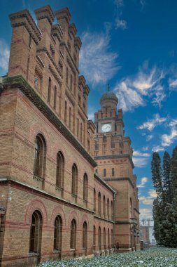Ukrayna 'daki Chernivtsi Ulusal Üniversitesi (eski Metropolitans konutu) rektör ofisi ve kilisesi.