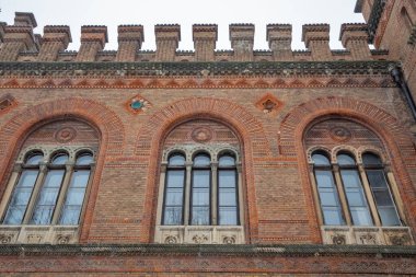 Chernivtsi Ulusal Üniversitesi (eski Metropolitan konutu) kışın Ukrayna 'da cephe inşa ediyor.