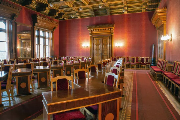 Ukrayna 'daki Chernivtsi Ulusal Üniversitesi' nin Kırmızı Salonu. Bu önemli mimari simgelerden biridir..