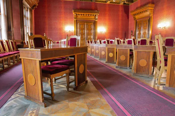 Ukrayna 'daki Chernivtsi Ulusal Üniversitesi' nin Kırmızı Salonu. Bu önemli mimari simgelerden biridir..