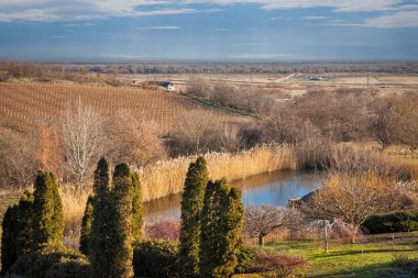Moldova 'nın Purcari kentindeki bahçe gölleri, üzüm bağları ve tarım arazileriyle dolu resimli kırsal sonbahar manzarası.