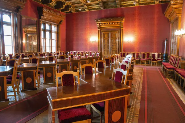 Ukrayna 'daki Chernivtsi Ulusal Üniversitesi' nin Kırmızı Salonu. Bu önemli mimari simgelerden biridir..