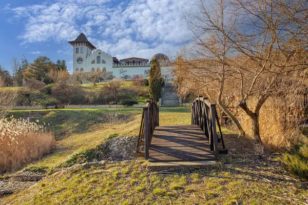 Purcari, Moldova - 3 Ocak 2025: Bahçeli Purcari şaraphanesi ön cephesi. Purcari Şaraphanesi Avrupa, Kuzey Amerika ve Doğu Asya 'da 30' un üzerinde pazara girdi..