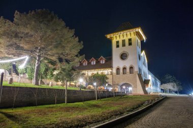 Purcari, Moldova - 3 Ocak 2025: Purcari şaraphane binası cephesi gece. Purcari Şaraphanesi Avrupa, Kuzey Amerika ve Doğu Asya 'da 30' un üzerinde pazara girdi..