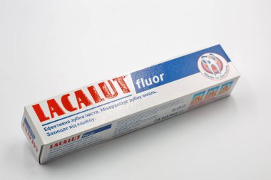 Kyiv, Ukrayna - 08 Şubat 2025: Lacalut Fluor florür diş macunu paketi. Dr. Theiss Naturwaren GmbH 'ın ünlü bir diş macunu ve oral bakım ürünüdür..