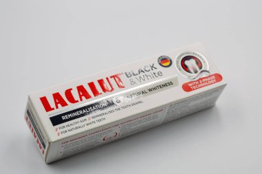 Kyiv, Ukrayna - 08 Şubat 2025: Lakalut Siyah ve Beyaz florür diş macunu paketi. Dr. Theiss Naturwaren GmbH 'ın ünlü bir diş macunu ve oral bakım ürünüdür.