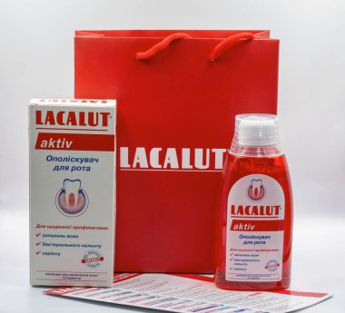 Kyiv, Ukrayna - 16 Şubat 2025: Lacalut Aktiv gargara paketi ve matara kapağı. Dr. Theiss Naturwaren GmbH 'ın ünlü bir diş macunu ve oral bakım ürünüdür..