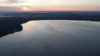 Gündoğumunda Ukrayna 'nın Rivne bölgesindeki Beyaz Göl üzerinde hava panoramik dron görüntüsü.