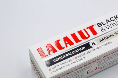 Kyiv, Ukrayna - 08 Şubat 2025: Lakalut Siyah ve Beyaz florür diş macunu paketi. Dr. Theiss Naturwaren GmbH 'ın ünlü bir diş macunu ve oral bakım ürünüdür.