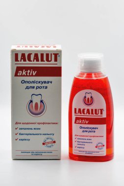 Kyiv, Ukrayna - 16 Şubat 2025: Lacalut Aktiv gargara paketi ve matara kapağı. Dr. Theiss Naturwaren GmbH 'ın ünlü bir diş macunu ve oral bakım ürünüdür..