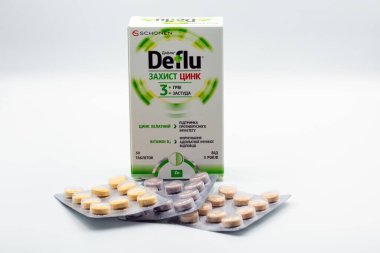 Kyiv, Ukrayna - 08 Şubat 2025: Schonen Deflu gıda takviyesi, anti-virüs bağışıklığını kopyalama alanı ile kapatmak için. İsviçre markası, yenilikçi sağlık ürünleri üretiminde uzmanlaşmıştır..