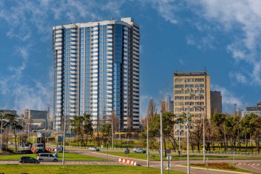 Kyiv, Ukrayna - 29 Mart 2025: Darnitsa şehir bölgesinde modern ve eski Sovyet mimarisi. Modern iskan kompleksi Özgürlük ve eski idari sanayi binası.