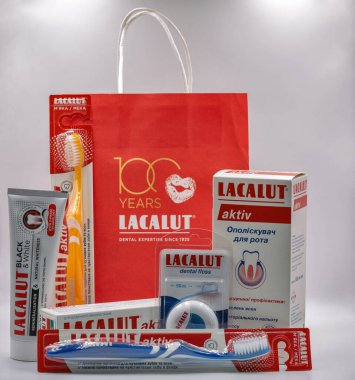 Kyiv, Ukrayna - 16 Şubat 2025: Lacalut oral bakım ürünlerinin stüdyo çekimi beyaza yakın çekim yaptı. Dr. Theiss Naturwaren GmbH tarafından iyi bilinen bir Alman markasıdır..