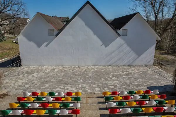 Öncü kampında eski boş hava sineması.