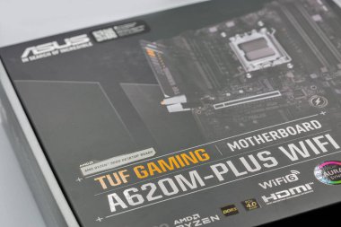 Kyiv, Ukrayna - 02 Şubat 2025: ASUS TUF Oyun ana kart paketi beyaza yakın çekim. ASUS Tayvanlı çok uluslu bilgisayar, telefon donanımı ve elektronik üreticisi..