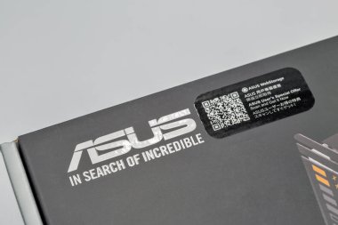 Kyiv, Ukrayna - 02 Şubat 2025: ASUS TUF Oyun ana kart paketi beyaza yakın çekim. ASUS Tayvanlı çok uluslu bilgisayar, telefon donanımı ve elektronik üreticisi..