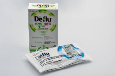 Kyiv, Ukrayna - 08 Şubat 2025: Schonen Deflu gıda takviyesi anti-virüs bağışıklığı ve ıslak mendillere ıslak mendil reklamını desteklemek için kullanıldı. Bu İsviçre markası..