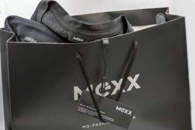 Kyiv, Ukrayna - 29 Mart 2025: MEXX erkek kıyafetlerinin stüdyo çekimi uzun kollu tişört ve polo kapağı beyaz üzerine. Meksika, Hollanda 'da 1986 yılında kurulan bir moda markasıdır..
