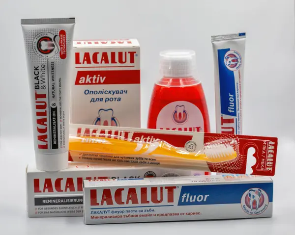 Kyiv, Ukrayna - 16 Şubat 2025: Lacalut oral bakım ürünlerinin stüdyo çekimi beyaza yakın çekim yaptı. Dr. Theiss Naturwaren GmbH tarafından iyi bilinen bir Alman markasıdır..