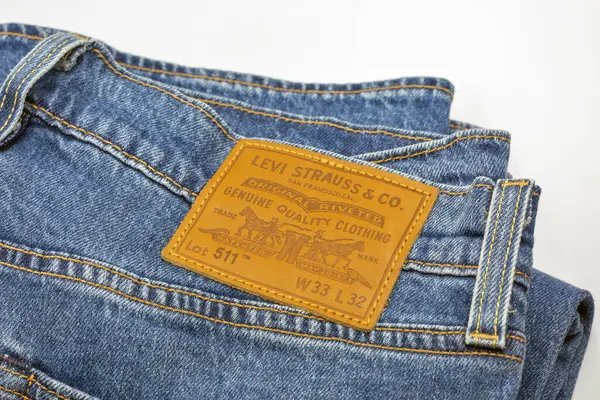 Kyiv, Ukrayna - 02 Mart 2025: Levi 'nin 511 kot pantolonu beyaza yakın çekim. Levi Strauss and Co., Levi marka kot pantolonlarıyla dünya çapında tanınan bir Amerikan giyim şirketi..