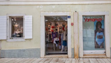 Porec, Hırvatistan - 21 Mayıs 2025: Yamamay plaj giysileri, iç çamaşırı ve eski kentteki gece kıyafetleri mağazası cephesi.