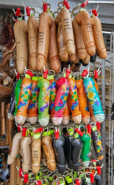 Porec, Hırvatistan - 21 Mayıs 2025: Bir sokak pazarında mizahi hediyelik eşya olarak satılan, fallik şekilli ahşap şişe açacakları.