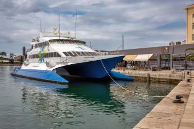 Porec, Hırvatistan - 21 Mayıs 2025: Kompas 'ın Adriyatik Hatları' ndan Venedik Prensi büyük katamaran bulutlu gökyüzünün altında demirledi. Süslü gemi Adriyatik Denizi 'ni geçmek için yolcu taşımaya hazır..