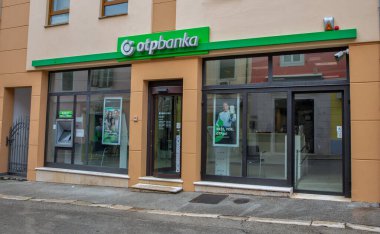 Porec, Hırvatistan - 21 Mayıs 2025: OTP Bank şehir caddesinde ön cephe. Macaristan 'ın en büyük ticari bankasıdır..