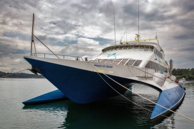 Porec, Hırvatistan - 21 Mayıs 2025: Kompas 'ın Adriyatik Hatları' ndan Venedik Prensi büyük katamaran bulutlu gökyüzünün altında demirledi. Süslü gemi Adriyatik Denizi 'ni geçmek için yolcu taşımaya hazır..
