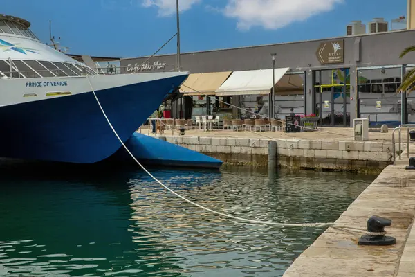 Porec, Hırvatistan - 21 Mayıs 2025: Venedik Prensi Kompas 'ın Adriyatik Hatları' ndan büyük katamaran limana demirledi. Süslü gemi Adriyatik Denizi 'ni geçmek için yolcu taşımaya hazır..