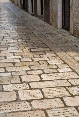 Eski taş kaldırımın pürüzsüz dokusu. Doğal vintage arka plan, tarihi yüzey, ortaçağ sokak deseni, kırsal doku.