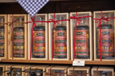 Novigrad, Hırvatistan - 22 Mayıs 2025: Kırmızı şarap likörü şişeleri Aura Teranino ve yerel içki imalathanesinde raflarda bulunan geleneksel etiketler. Fiyat etiketli Istria bölgesinden zanaatkar Hırvat ruhları.