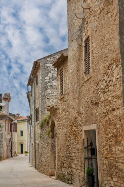 Hırvatistan 'ın Istria kentindeki huzurlu bir Novigrad kasabasında taştan evler bulunan büyüleyici dar bir cadde. Geleneksel mimari ve sıcak dokular Akdeniz tarihinin yüzyıllarını anımsatıyor.