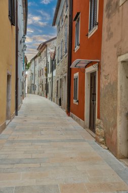 Hırvatistan 'ın Istria kentindeki huzurlu bir Novigrad kasabasında taştan evler bulunan büyüleyici dar bir cadde. Geleneksel mimari ve sıcak dokular Akdeniz tarihinin yüzyıllarını anımsatıyor.