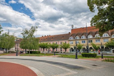 Nagykanizsa, Macaristan - 18 Mayıs 2025: Bulutlu gökyüzü altında geleneksel Macar mimarisinin bulunduğu şehir merkezinin manzarası.