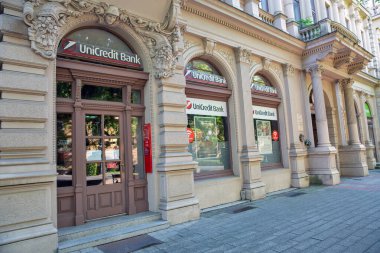Nagykanizsa, Macaristan - 18 Mayıs 2025: UniCredit Bank özenle hazırlanmış barok mimari ayrıntılar, oyulmuş taş süslemeler, kemerli pencereler ve klasik sütunlarla mağaza önü.