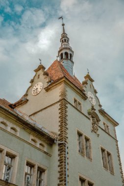 Süslü saat kulesine ve Chynadiieve, Ukrayna 'daki tarihi Kontlar Sarayı' nın kulesine bakın..