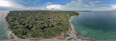 Hırvatistan 'ın turkuaz suları, sık orman örtüsü ve dağınık konut binalarıyla Lanterna Istrian yarımadasının muhteşem hava manzarası