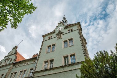 Süslü saat kulesine ve Chynadiieve, Ukrayna 'daki tarihi Kontlar Sarayı' nın kulesine bakın..