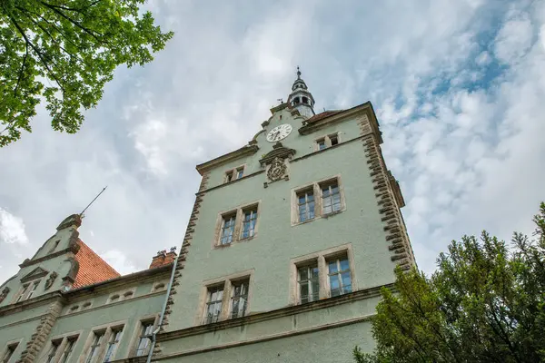 Süslü saat kulesine ve Chynadiieve, Ukrayna 'daki tarihi Kontlar Sarayı' nın kulesine bakın..