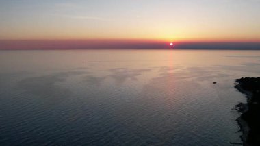 Hırvatistan 'ın Istria kentindeki Adriyatik denizi Lanterna yarımadasının altın saat batımında kıyı şeridi ve turkuaz sularını gösteren nefes kesici hava aracı görüntüsü.