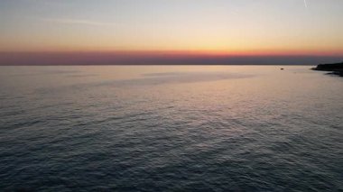 Hırvatistan 'ın Istria kentindeki Adriyatik denizi ve Lanterna yarımadasının altın saat batımında sonsuz deniz, ufuk, kıyı şeridi ve turkuaz suları gösteren nefes kesici hava aracı görüntüsü.