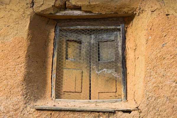 古老的木制窗户 用红色的金属丝挡住动物 乡村土屋 — 图库照片