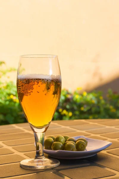 Pohár Pivem Pěnou Stole Doprovodu Talíře Zelenými Plněnými Olivami — Stock fotografie