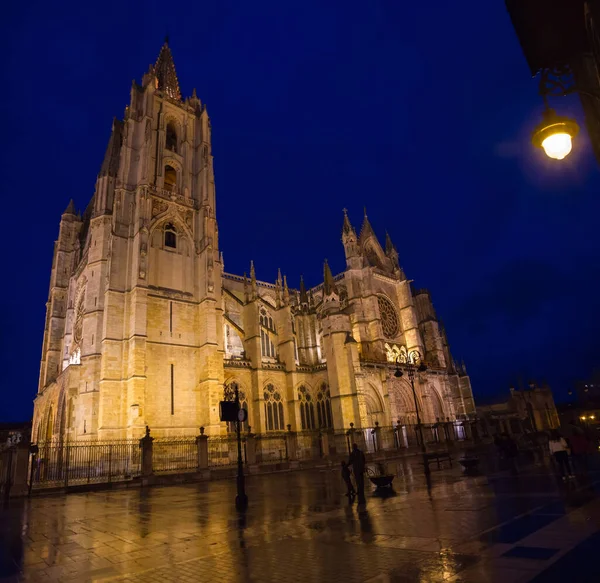Katedra Leon Gotycki Pomnik Błękitnym Niebem Oświetleniem Oświetlonym Nocą — Zdjęcie stockowe