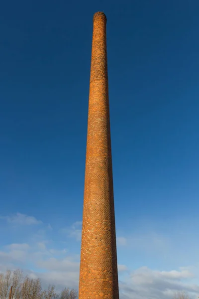 レンガに建てられた古いレンガとタイル工場煙突 — ストック写真