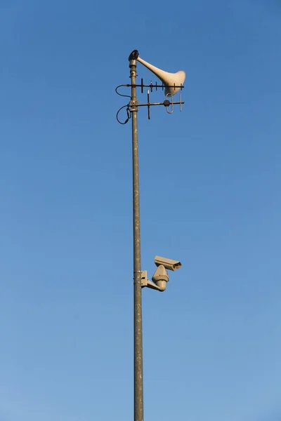 Metallpfosten Außen Mit Warnlautsprecher Funkantennen Und Überwachungskamera — Stockfoto