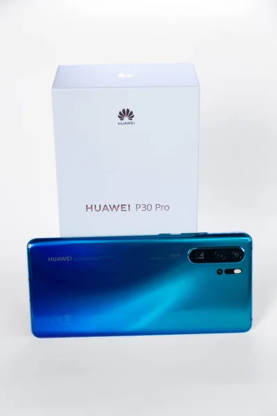 Spain April 2019 Huawei P30 Pro Blue Aurora智能手机 带有Leica镜头和包装盒 白色背景隔离 — 图库照片
