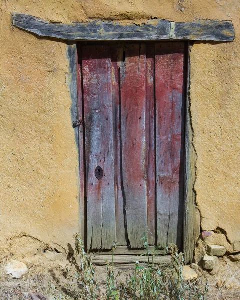 Dřevěné Dveře Natřené Červeně Staré Nenatřené Venkovské Stavbě Adobe — Stock fotografie