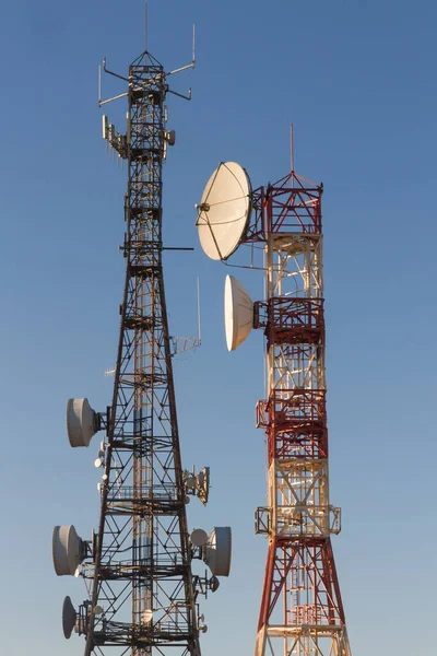 Metal Kule Taret Telekomünikasyon Uydu Yemekleri Alımı Emisyon — Stok fotoğraf